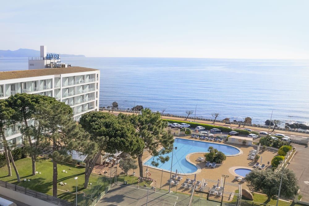 حوض السباحة