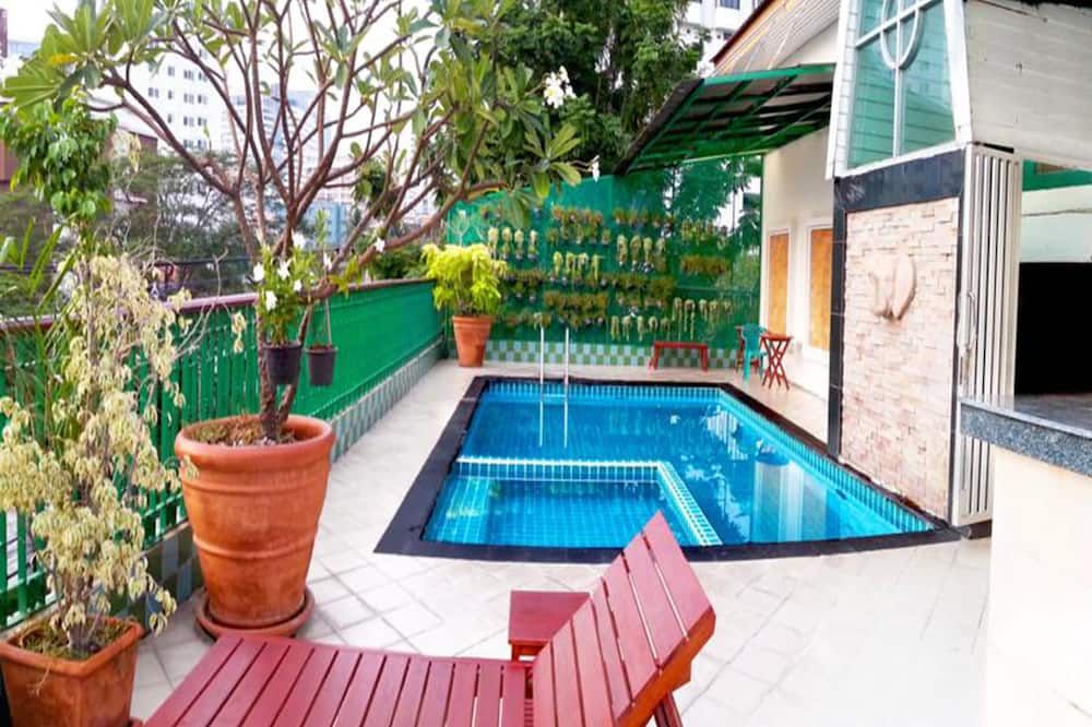 حوض السباحة