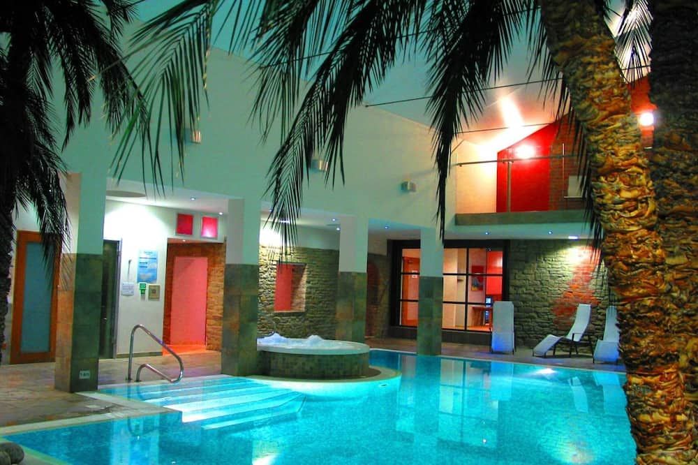 حوض السباحة