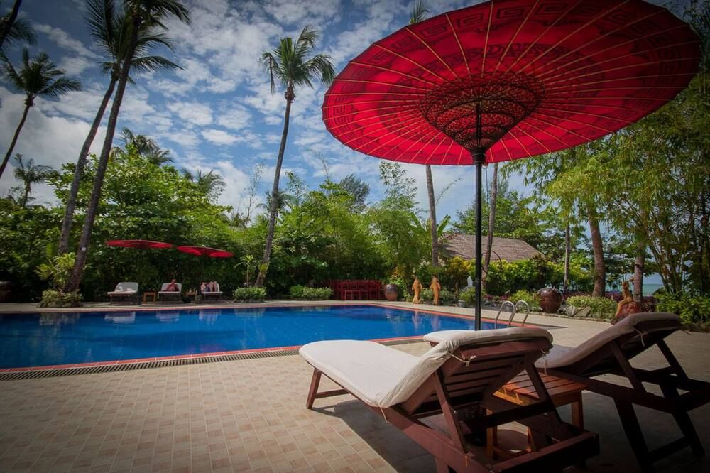 حوض السباحة