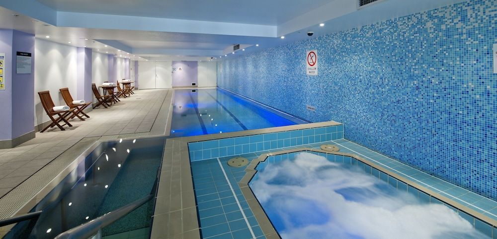 حوض السباحة