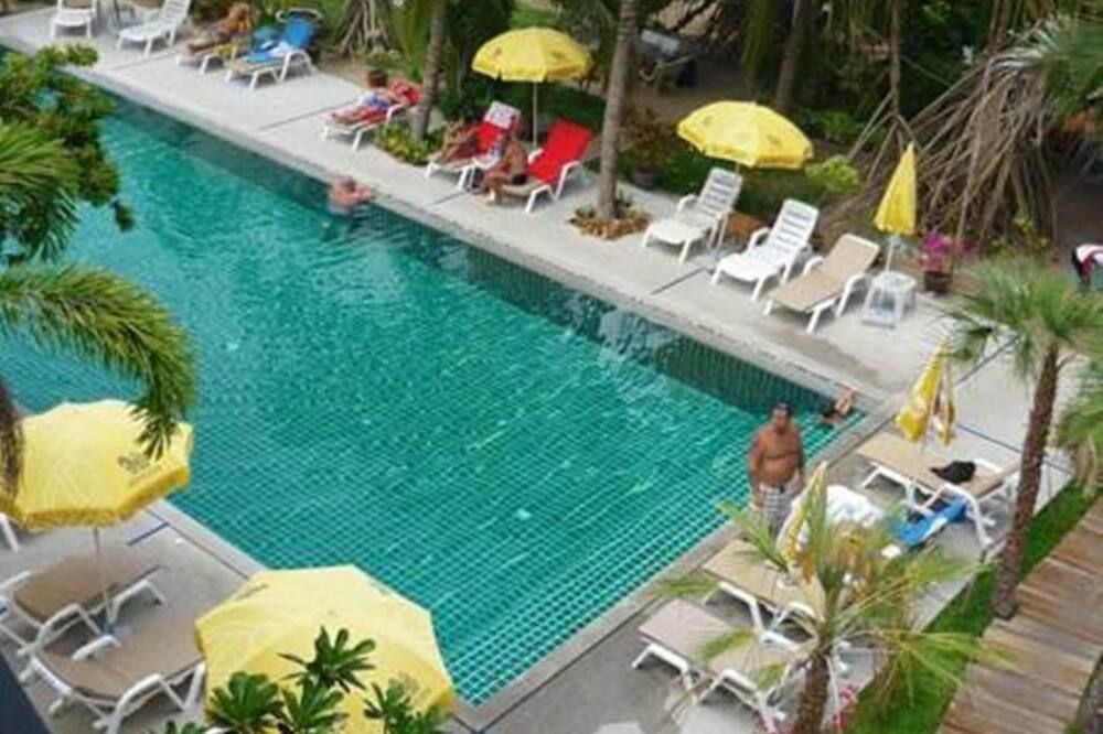 حوض السباحة