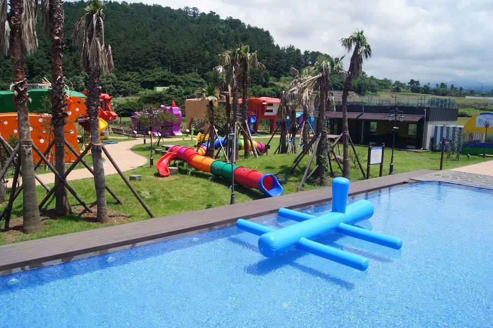 حوض السباحة