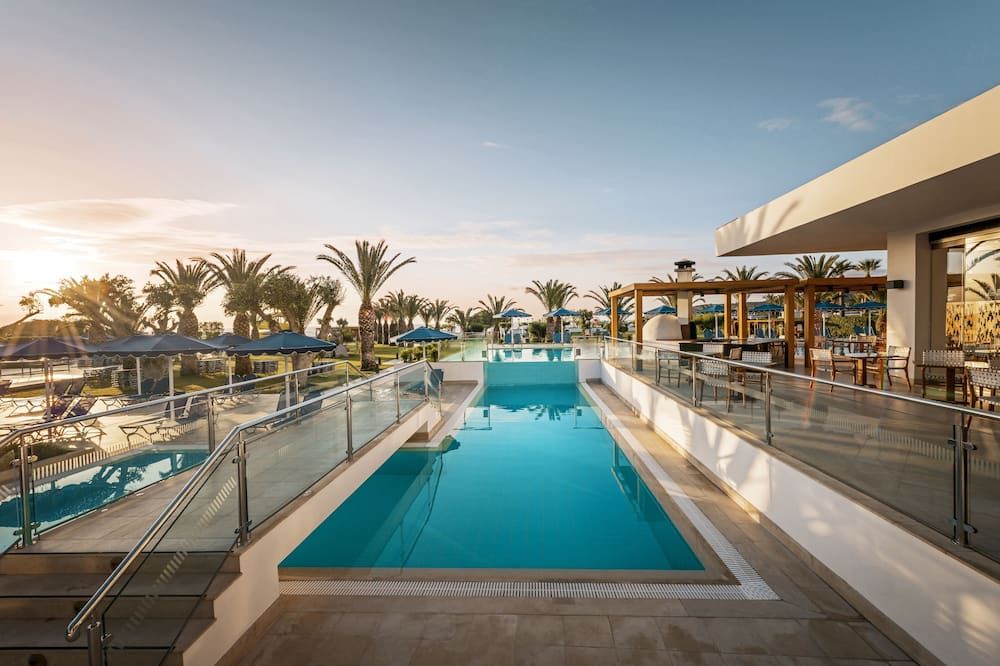 حوض السباحة