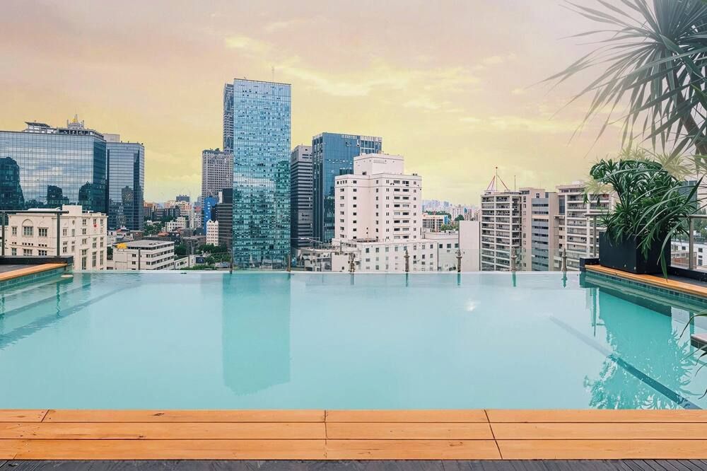 حوض السباحة