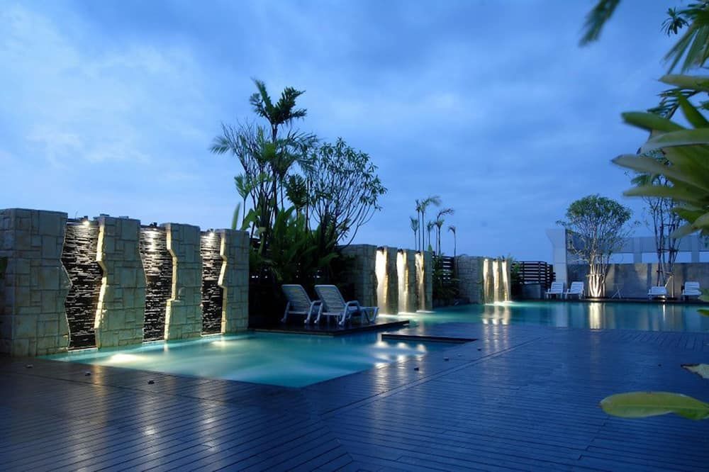 حوض السباحة