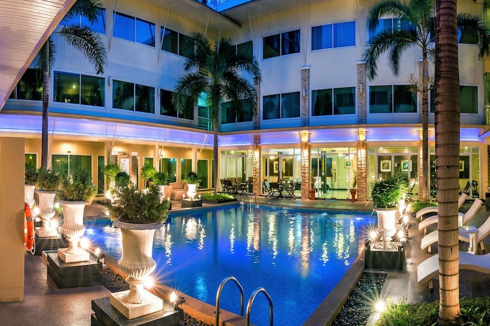 حوض السباحة