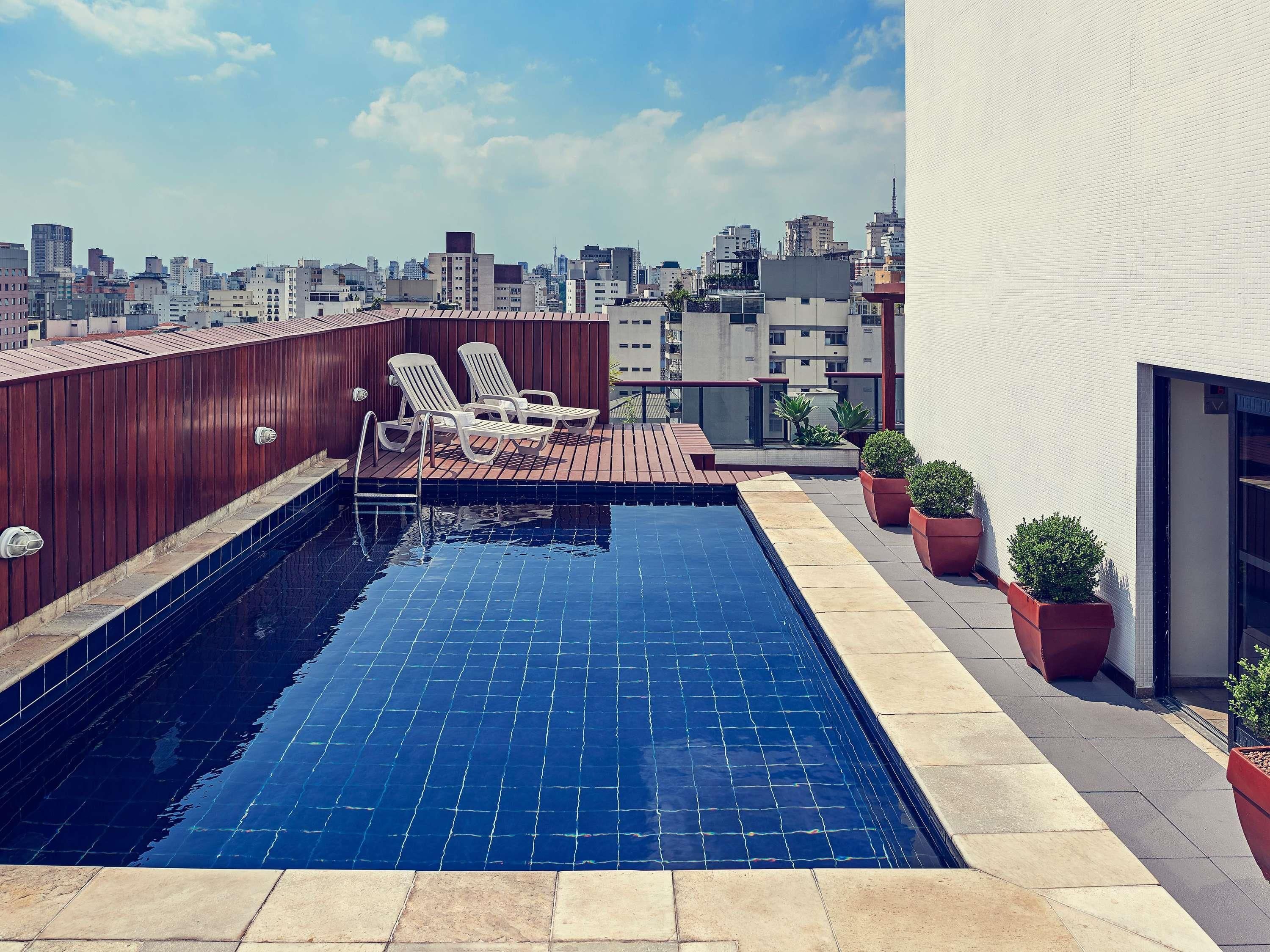 حوض السباحة