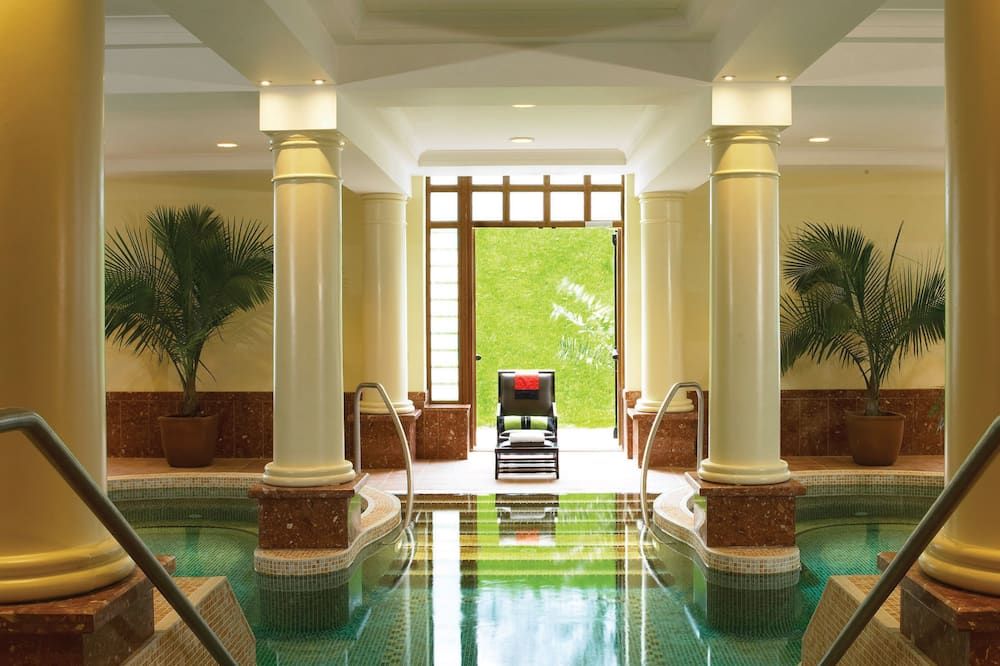 حوض السباحة