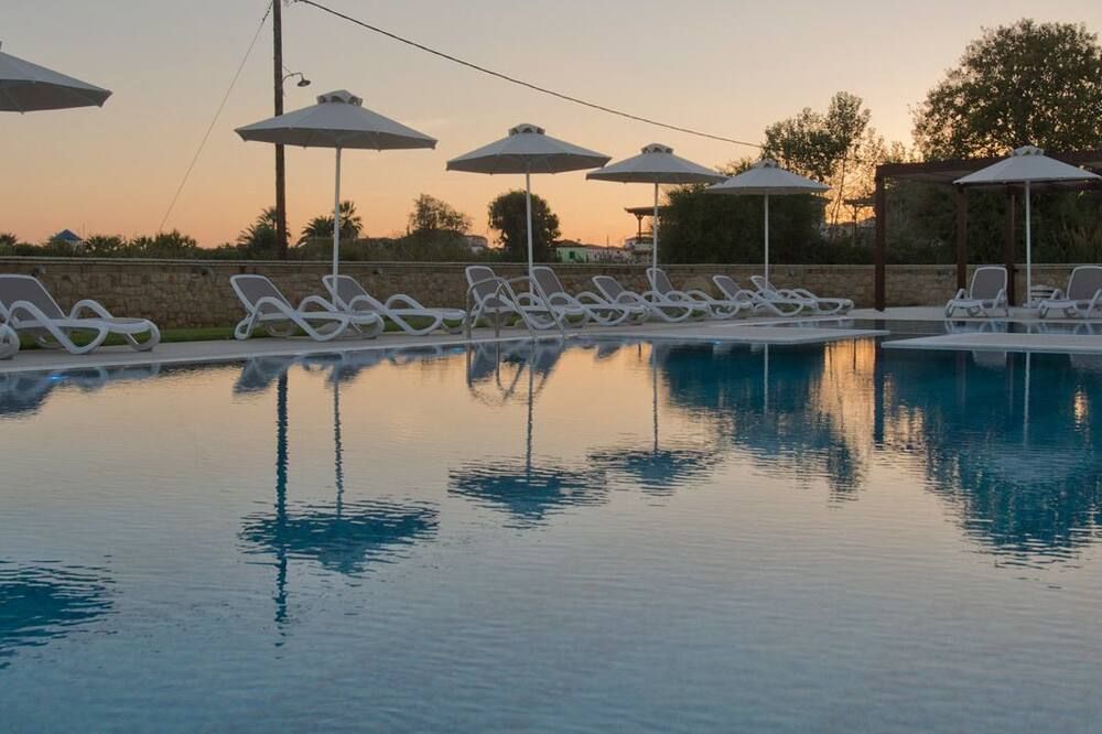 حوض السباحة