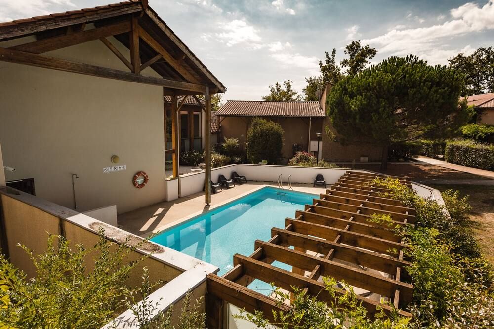 حوض السباحة