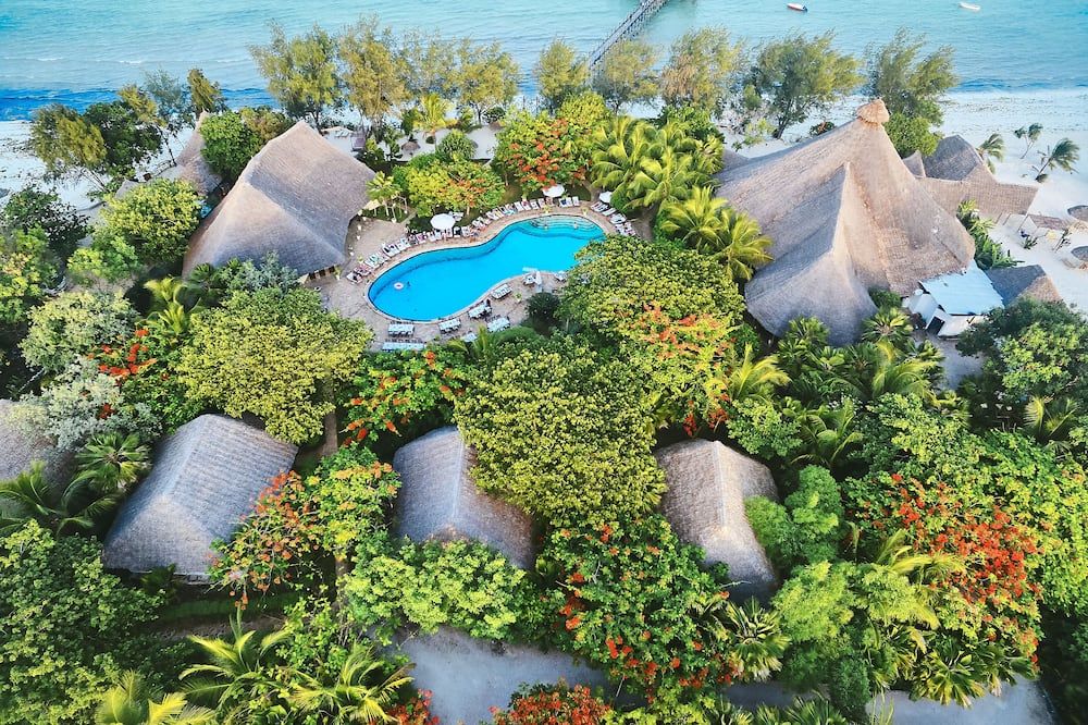 حوض السباحة