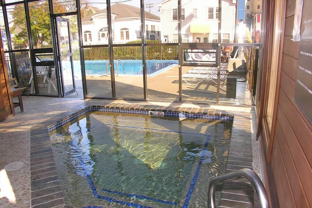 حوض السباحة