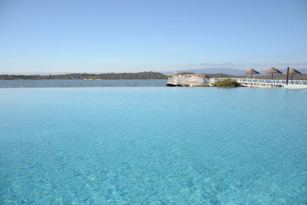 حوض السباحة