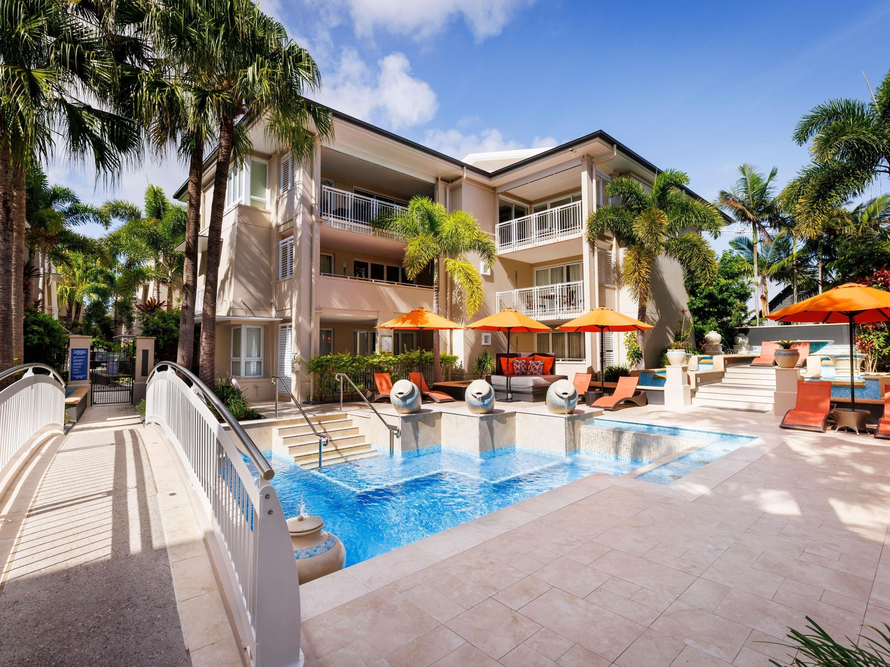 حوض السباحة