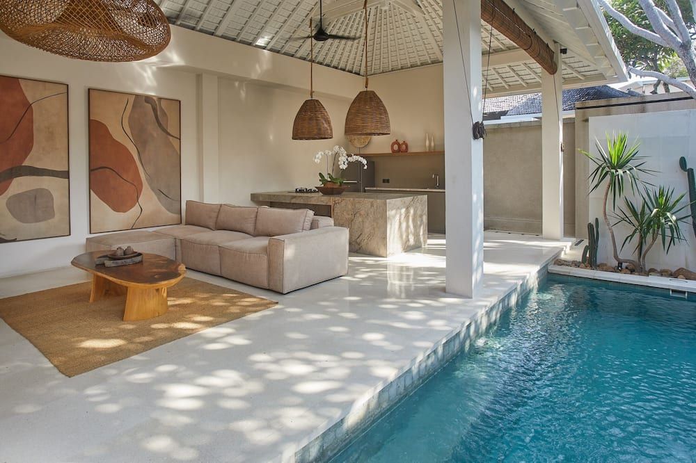 حوض السباحة