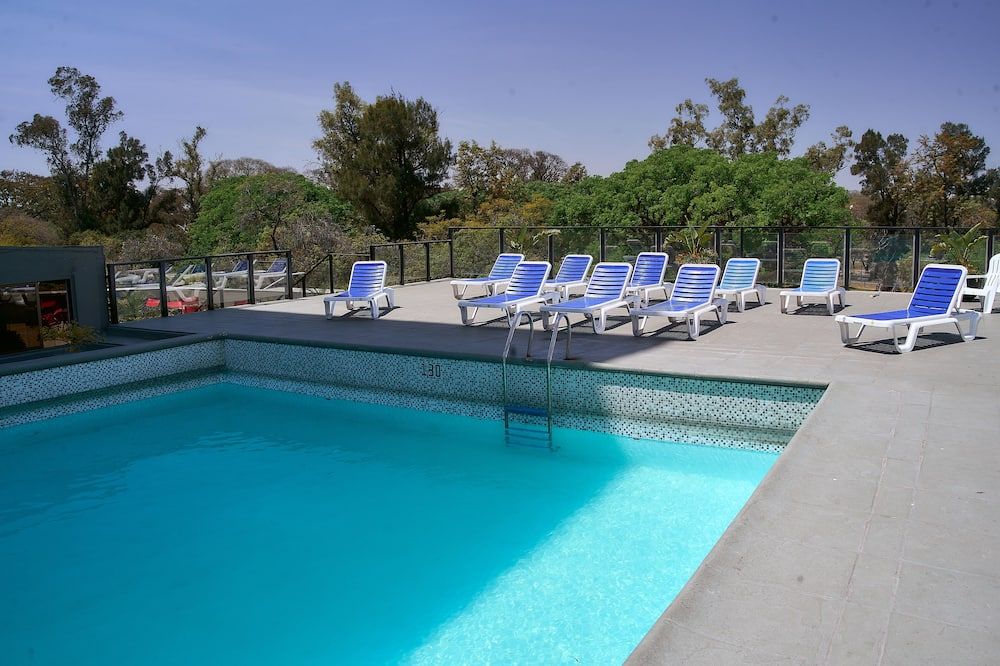 حوض السباحة