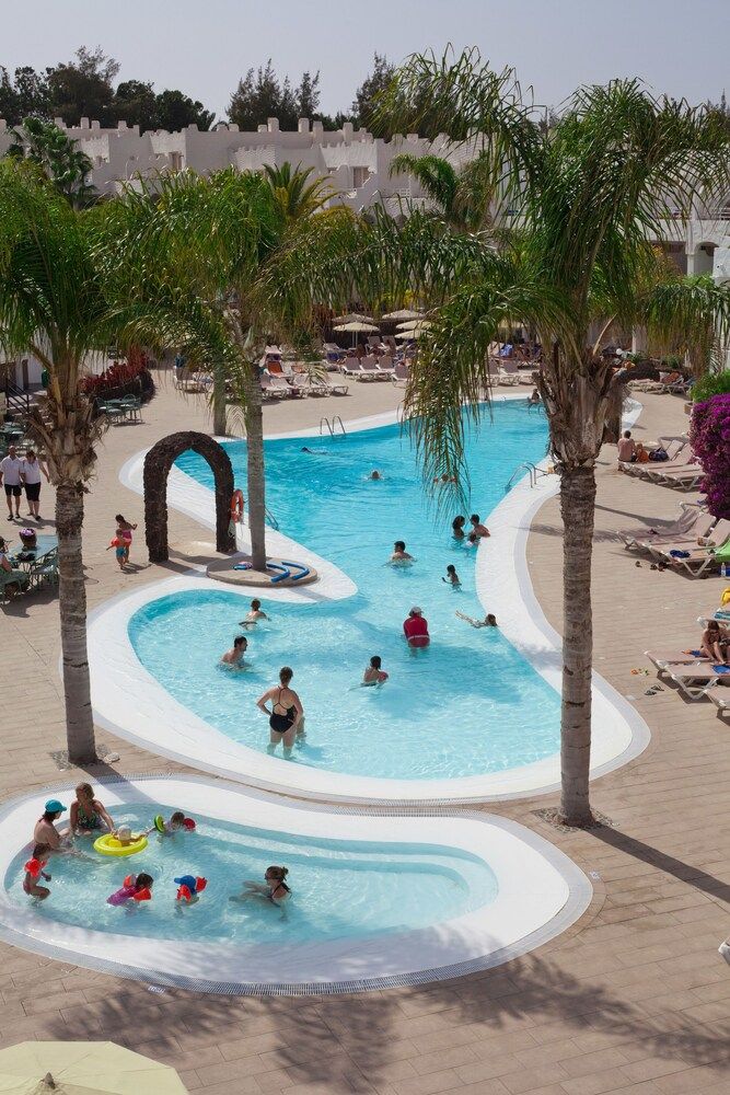 حوض السباحة