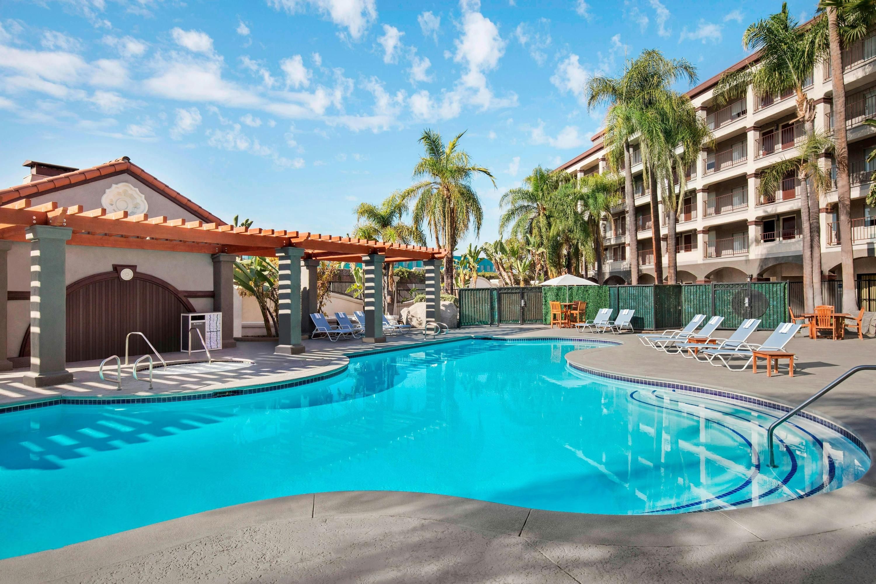 حوض السباحة