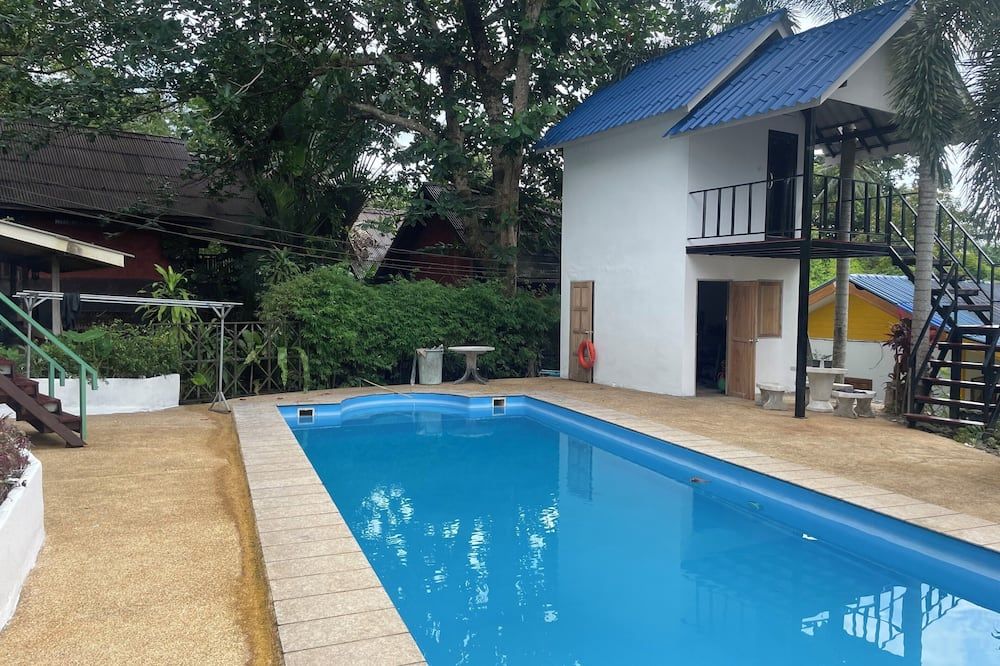 حوض السباحة