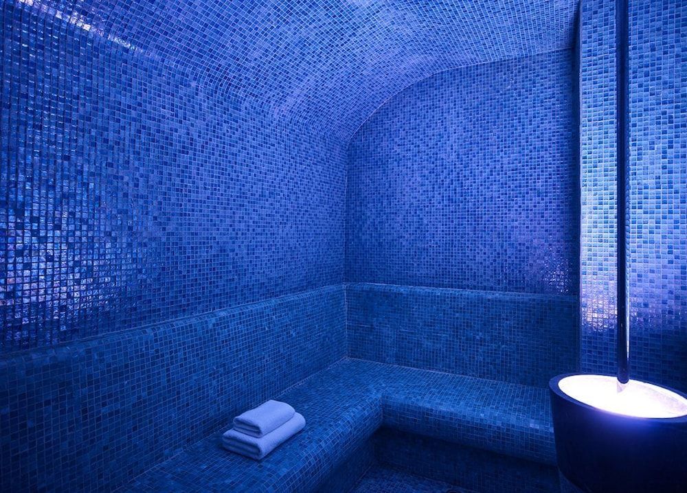 حوض السباحة