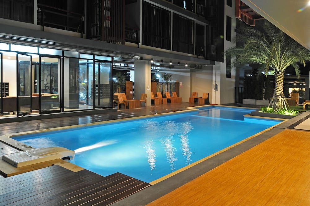 حوض السباحة