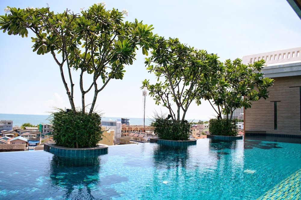 حوض السباحة