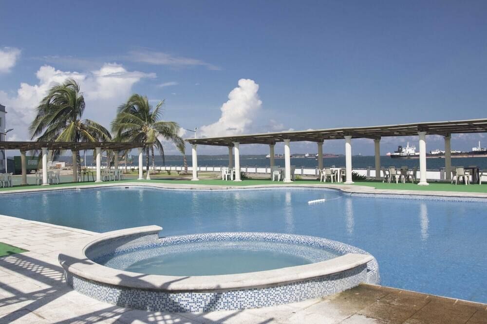 حوض السباحة