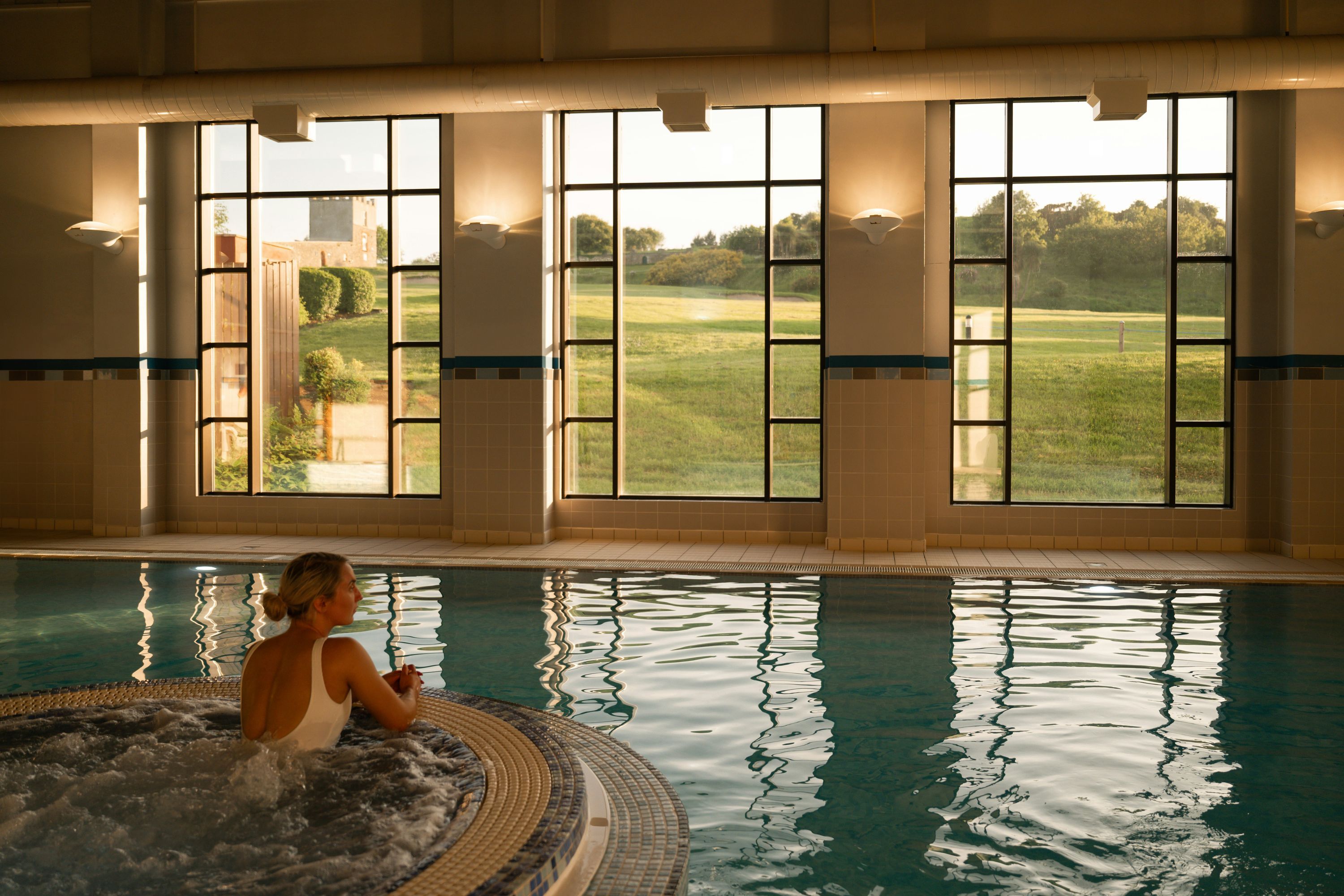 حوض السباحة