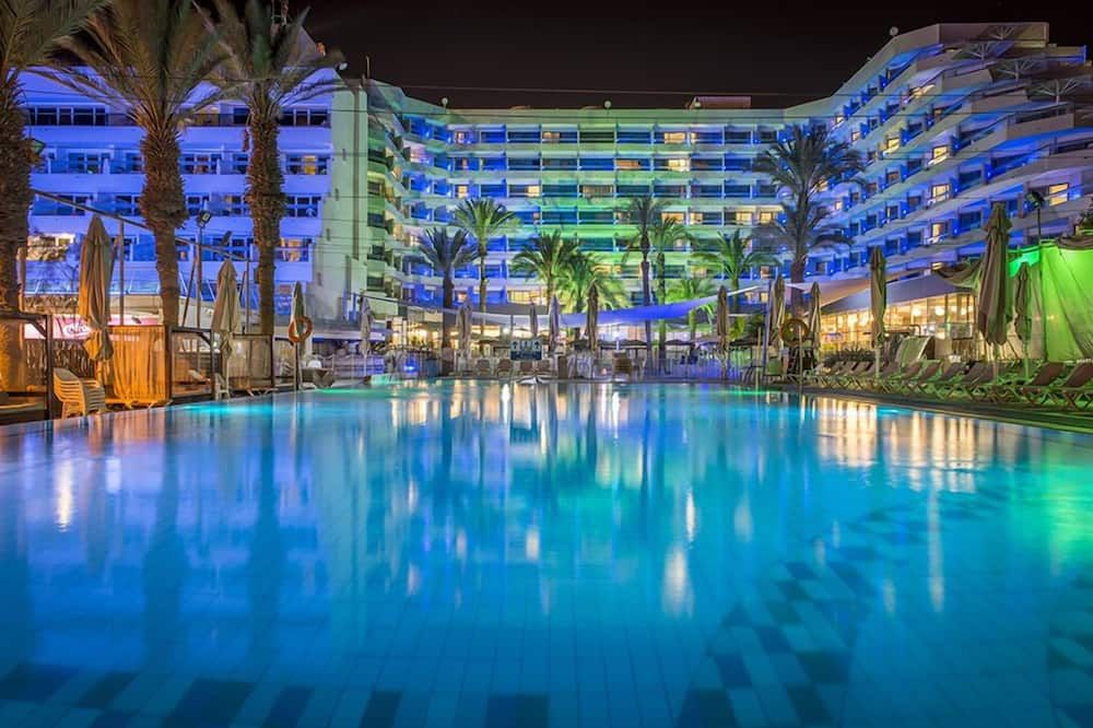 حوض السباحة