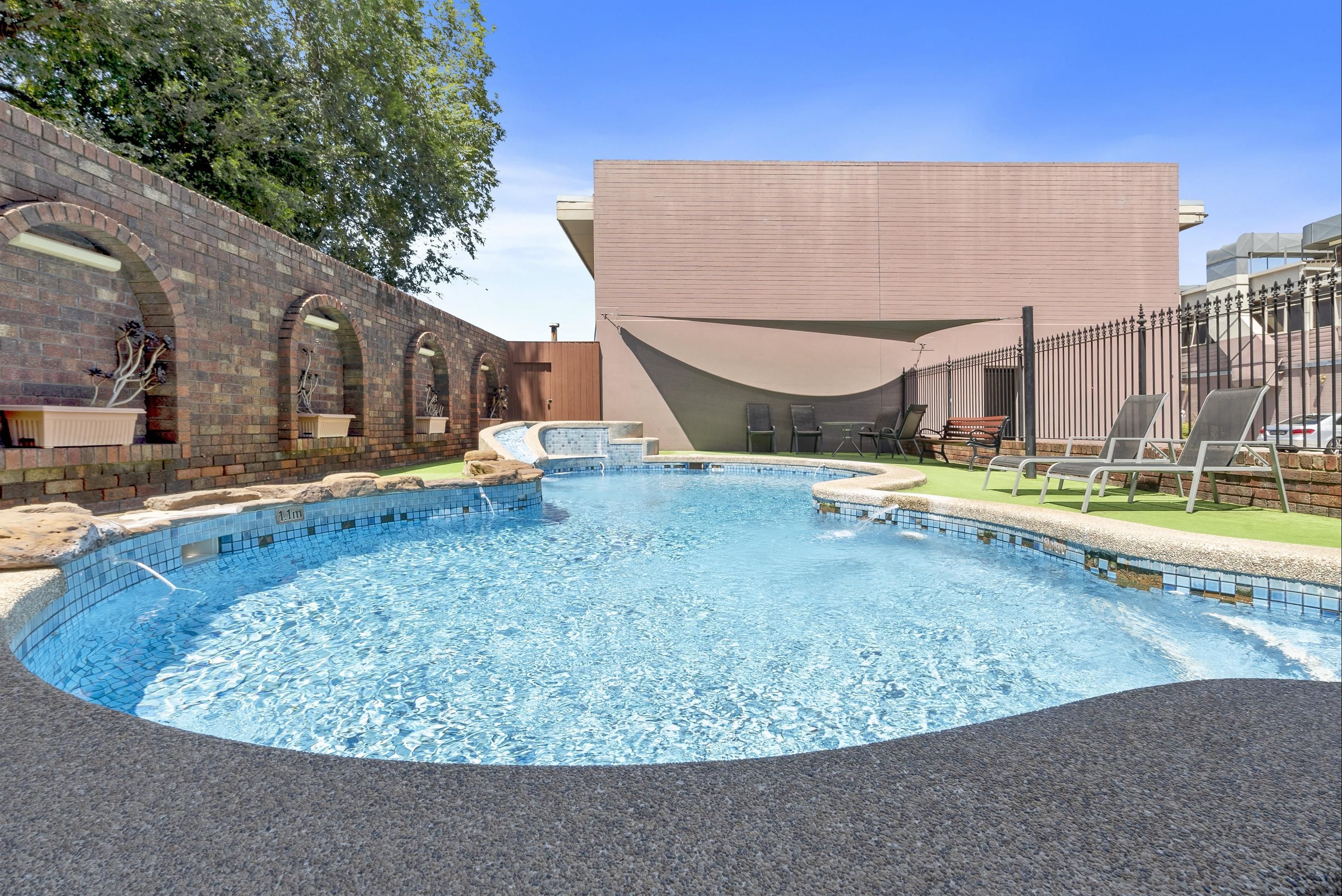 حوض السباحة