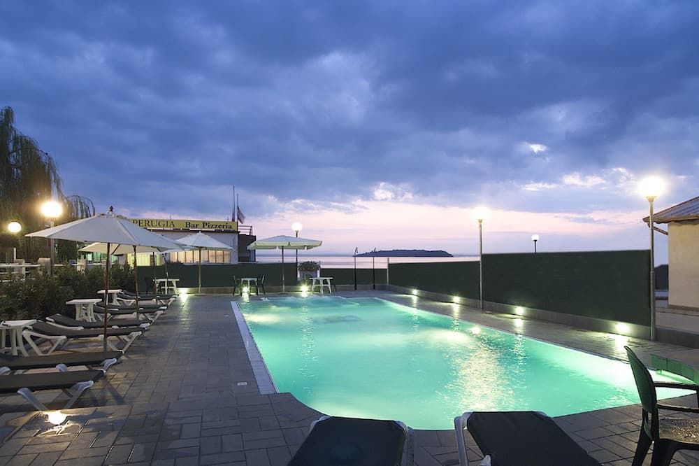 حوض السباحة