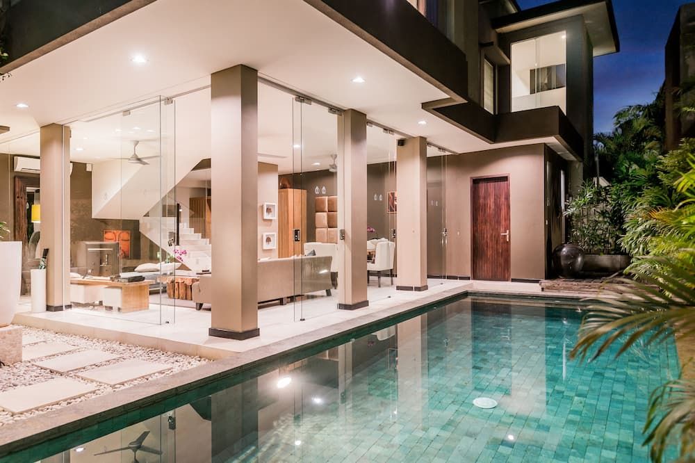 حوض السباحة