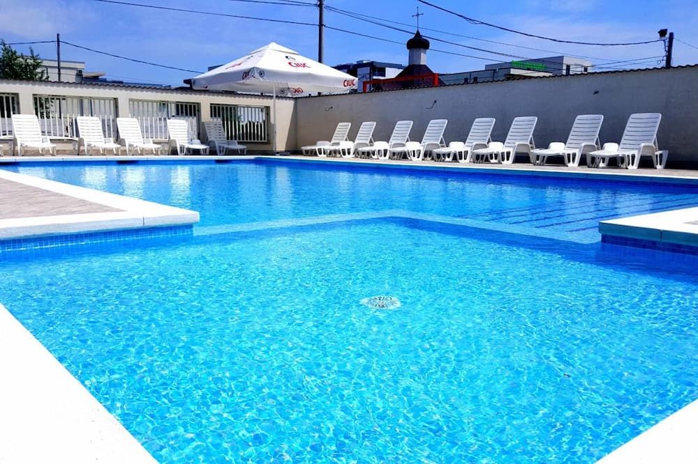 حوض السباحة