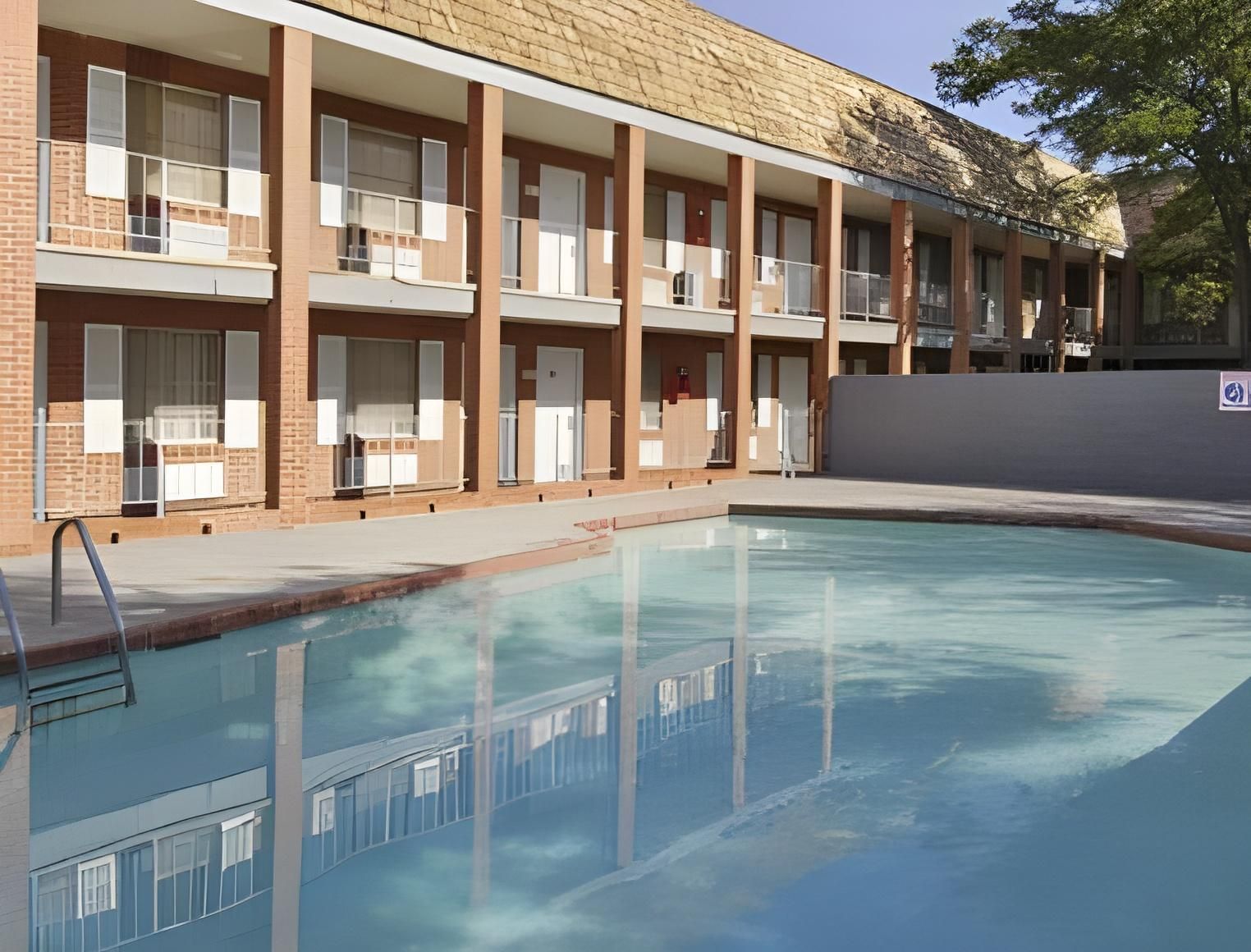 حوض السباحة