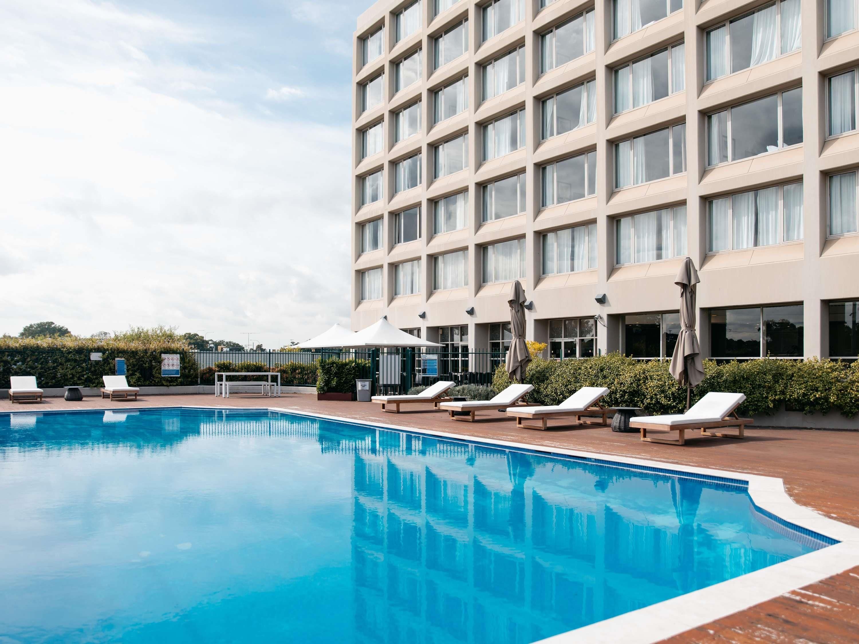 حوض السباحة