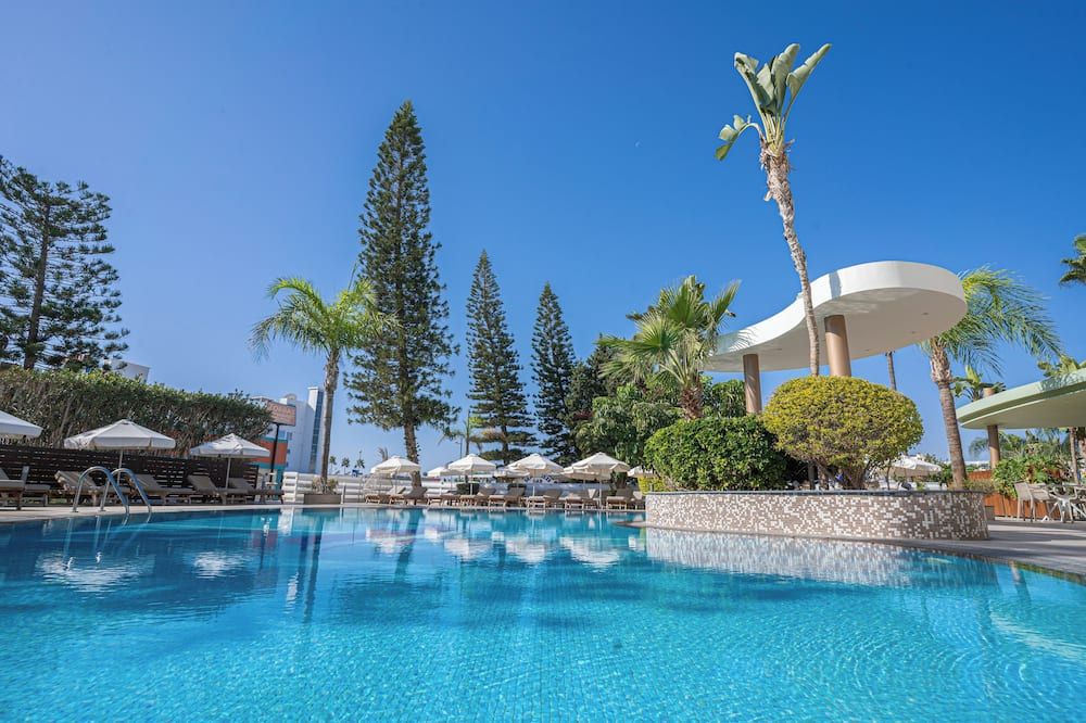 حوض السباحة