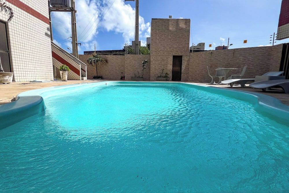 حوض السباحة