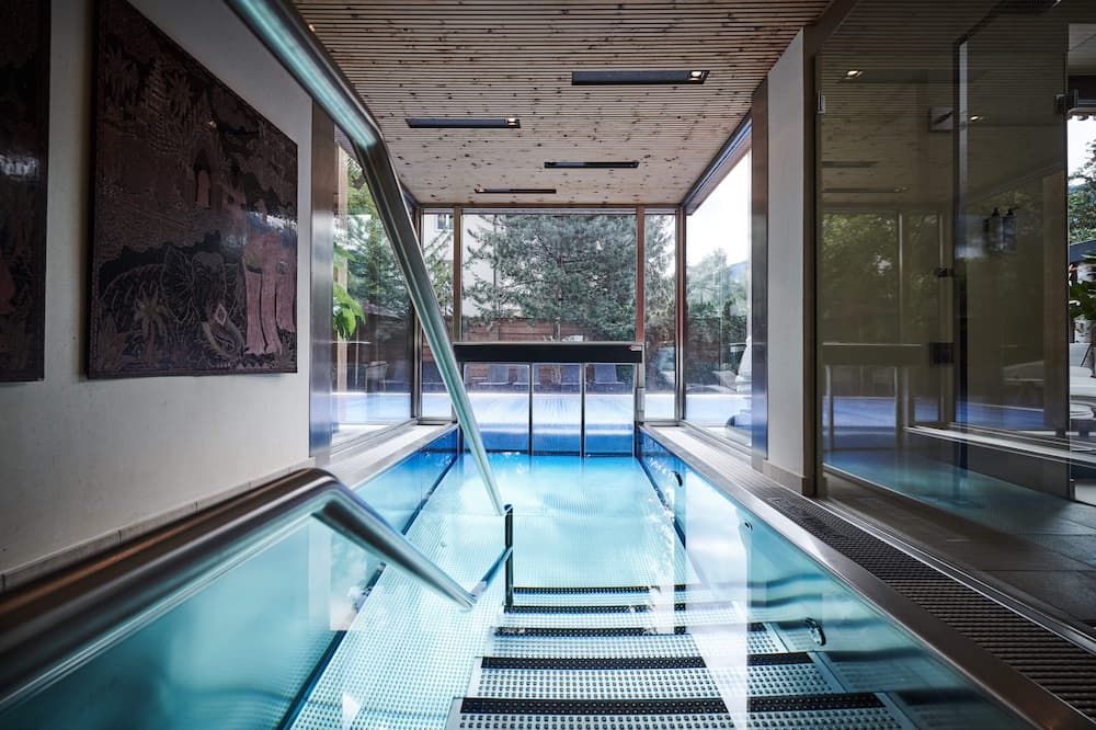 حوض السباحة