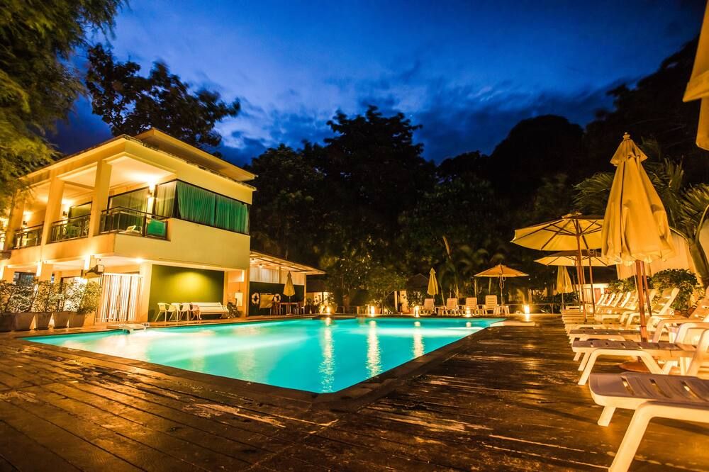 حوض السباحة