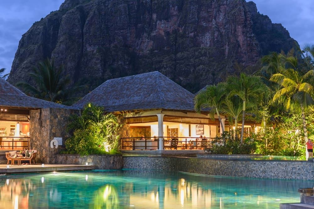 حوض السباحة