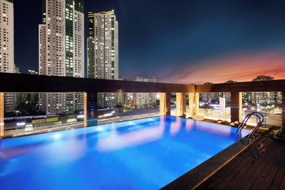 حوض السباحة