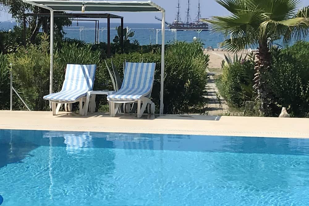 حوض السباحة