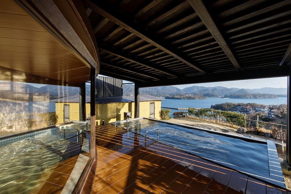 حوض السباحة