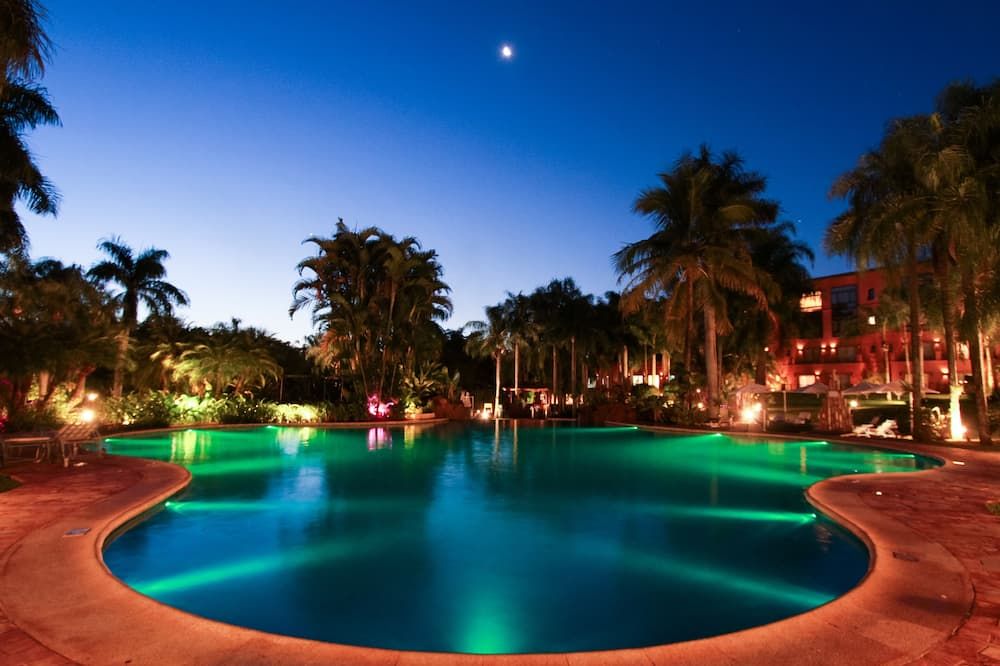 حوض السباحة