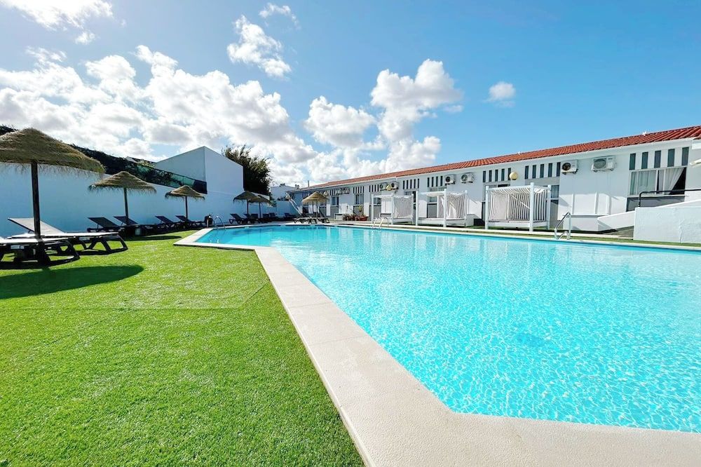 حوض السباحة