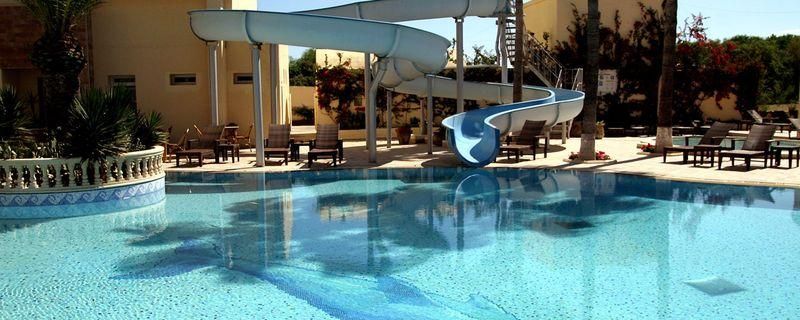 حوض السباحة