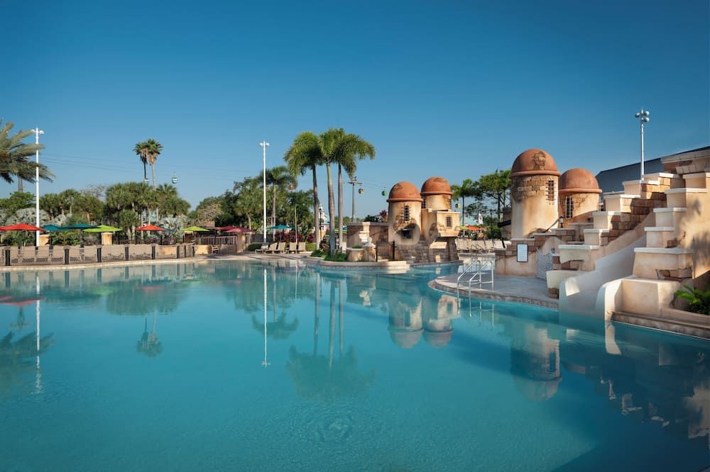 حوض السباحة