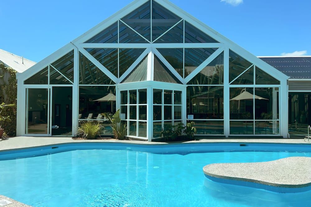 حوض السباحة