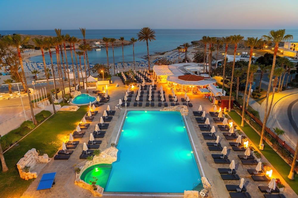 حوض السباحة